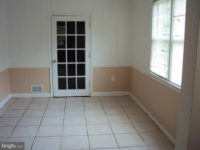 5805 Chillumgate Rd, Hyattsville, MD 20782 - photo 5