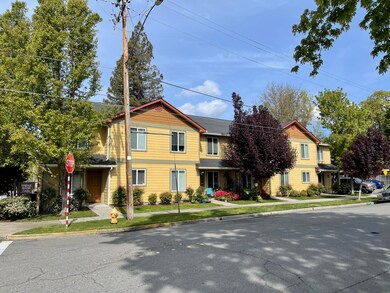 902 SW 5th St, Grants Pass, OR 97526 - photo 2