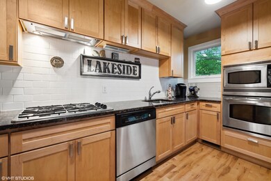 04_14904LakesideRd_177002_Kitchen_HiRes