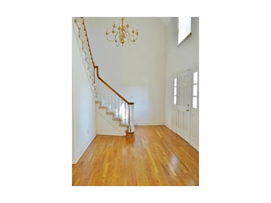 The front entryway provides hardwood flooring, soa