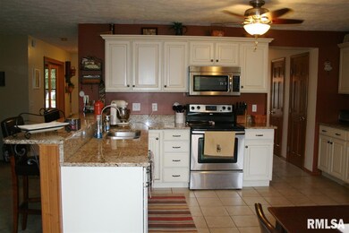 5407 N Castleberry Dr, Peoria, IL 61615 - photo 6