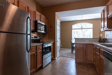 New stainless steel appliances with Pantry and ton