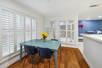 Dining area, breakfast bar