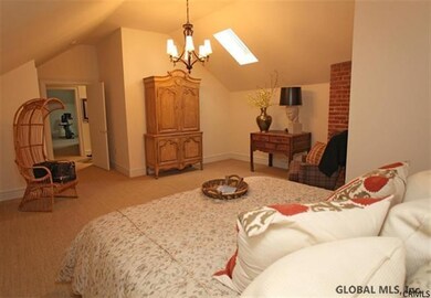 55 Myrtle St, Saratoga Springs, NY 12866 - photo 3