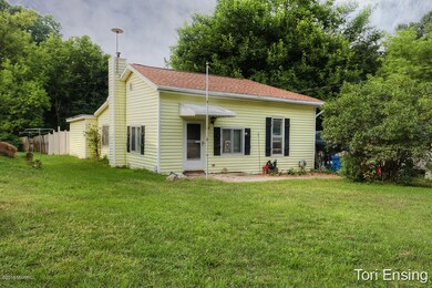 421 Hill St, Ionia, MI 48846 - photo 3