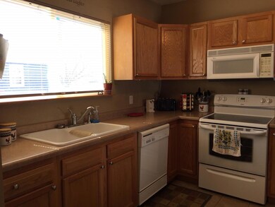 Kitchen (1).JPG