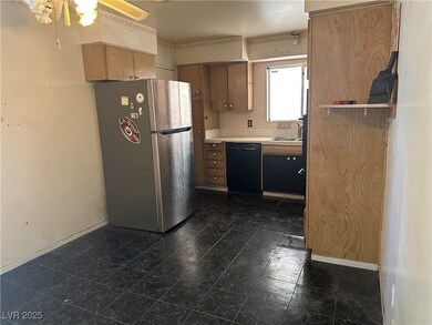 Kitchen with a sink, freestanding refrigerator, bl