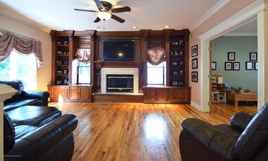 (6) Family Room