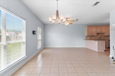 Breakfast/Keeping area and breakfast bar to kitche