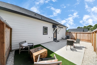 7711 Longmire Rd unit 2, Conroe, TX 77304 - photo 5