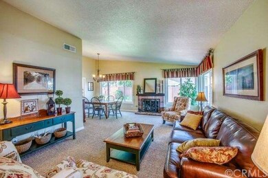 BEAUTIFUL CARPET LIVING ROOM/DINING ROOM 