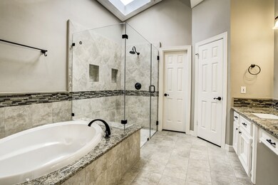 10116 Valley Forge Dr unit 16, Houston, TX 77042 - photo 5