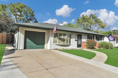 904 Woodland Dr, Wheeling, IL 60090 - photo 3