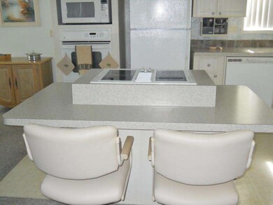 EAT-IN KITCHEN & ISLAND COOKTOP
