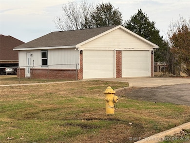 2602 Christy Cir, Durant, OK 74701 - photo 2