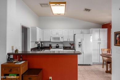 Kitchen & Breakfast Bar