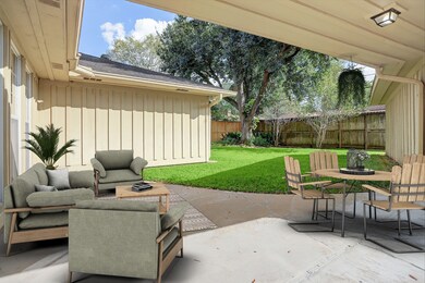 10031 Meadow Lake Ln, Houston, TX 77042 - photo 3