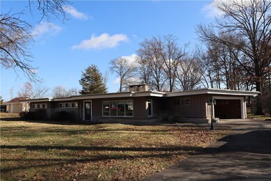 808 Hickory Hill Dr, Effingham, IL 62401 - photo 2