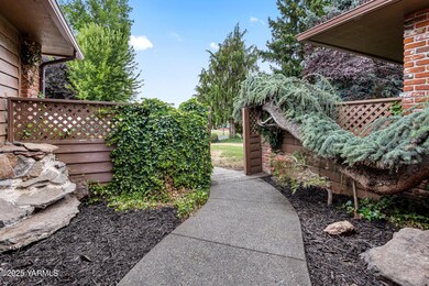 404 Chisholm Trail M0to6oicl3z, Yakima, WA 98908 - photo 3