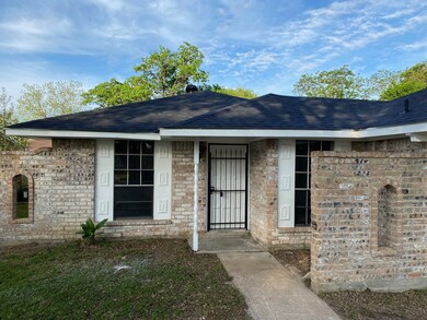 8407 Whitecastle Ln, Houston, TX 77088 - photo 4