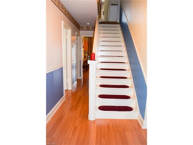 INVITING FOYER WITH BEAUTIFUL LAMINATE WOOD FLOORI