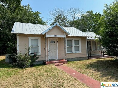 608 E Pine St, Seguin, TX 78155 - photo 2
