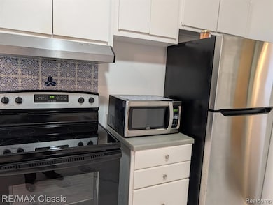 679 Linda Vista Dr, Pontiac, MI 48342 - photo 3