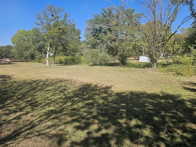 View of yard with an outbuilding