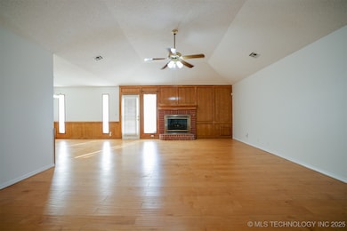 Lovely Open Area with Geat Natural Light