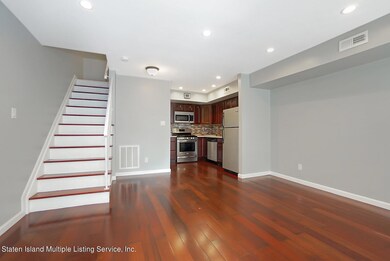 (4) LIVING ROOM
