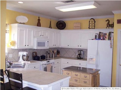 Large kitchen with lot of cabinets!