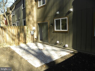 1436 Greenmont Ct, Reston, VA 20190 - photo 4