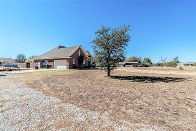 104 Honeysuckle Dr, Decatur, TX 76234 - photo 2