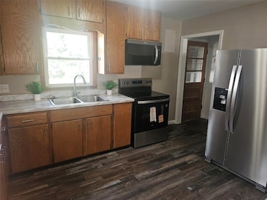 109 E Willman St, Hiawatha, IA 52233 - photo 6