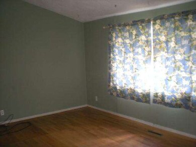 424 Blackhawk Ave, Carpentersville, IL 60110 - photo 3