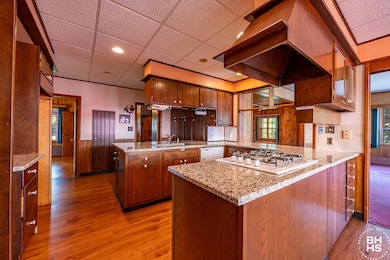 FarmhouseInBloomingdale_Kitchen_R
