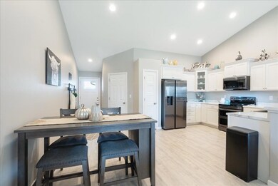 722 Grindstone Cir, Waterloo, IA 50702 - photo 6