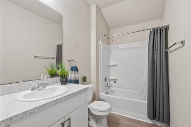 634 W Fairway Lake Dr, Alvin, TX 77511 - photo 3