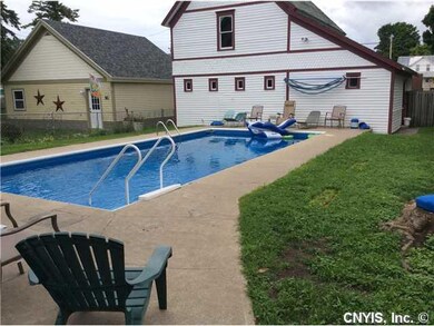 Swimming Pool/Hot Tub/Sauna. Screened in porch ove