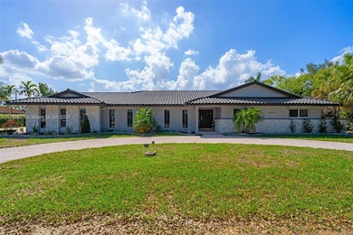 19640 W Saint Andrews Dr, Hialeah, FL 33015 - photo 2