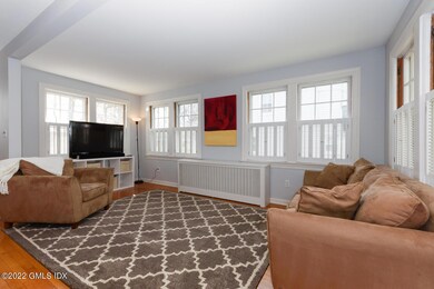 MAIN DEN PHOTO