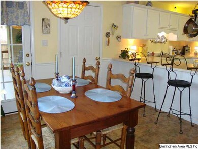 Eating space and breakfast bar in the kitchen.