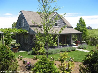 Charming, Private 3 Bedroom, 2.5 bath Guest Cottage