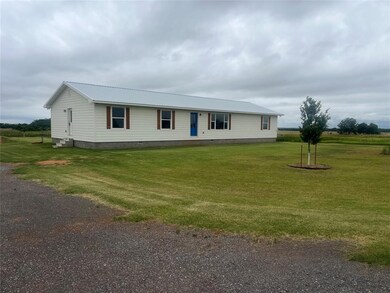 Manufactured / mobile home with a front yard