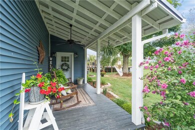OVERSIZED COVERED FRON PORCH!