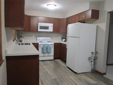 2710 Hickory Dr SW, Cedar Rapids, IA 52404 - photo 2