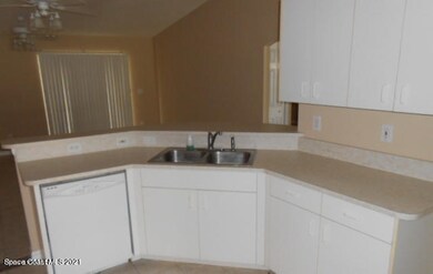 Kitchen with breakfast bar