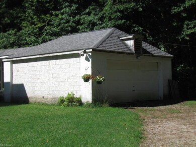 2 garage to the right of house