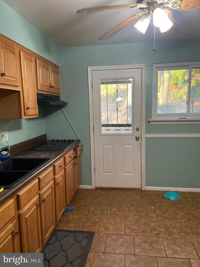 7310 Gavin St, New Carrollton, MD 20784 - photo 3