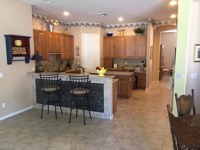 KITCHEN/BREAKFAST BAR